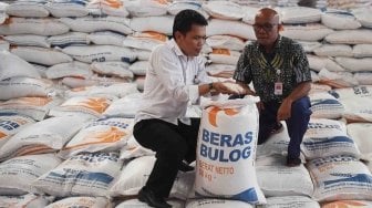 Direktur Operasional dan Pelayanan Publik Bulog Karyawan Gunarso (kiri) didampingi Kabid Operasional dan Pelayanan Publik Divre Jakarta Banten Bahtera Pinem (kanan) memeriksa kualitas beras Bulog di Gudang Bulog Kelapa Gading, Jakarta, Kamis (24/5).