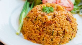 Food Blogger Ini Sebut Fried Rice Mirip Nasi Goreng, Warganet Malah Bingung