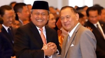 Gubernur Bank Indonesia Perry Warjiyo (kiri) mendapat ucapan selamat dari mantan Gubernur Bank Indonesia Agus Martowardojo (kanan) usai pelantikannya di Mahkamah Agung, Jakarta, Kamis (24/5).