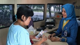 Penukaran uang pecahan kecil di gerai perbankan di lapangan IRTI Monas Jakarta, Rabu (23/5). 