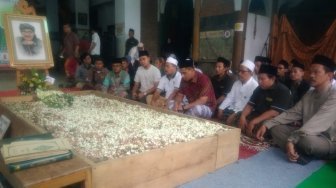 Ziarah Makam Ki Enthus Susmono, Gus Yasin Ingatkan Nguri Budaya