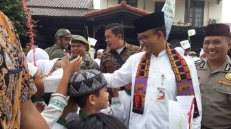 Diguyur Gerimis, Anak SD Berteriak Melihat Anies