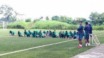 Timnas putri atau timnas wanita Indonesia saat menggelar seleksi sekaligus latihan perdana di Sawangan, Depok, Jawa Barat, Selasa (6/3/2018) lalu. [Suara.com/Adie Prasetyo Nugraha]