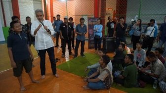 Gaet Milenial, Ganjar Bagi Buku dan Ajak Remaja Nobar