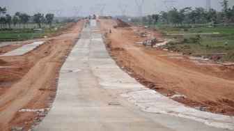 Sejumlah pekerja beraktivitas di area tol trans Jawa di Pemalang, Jawa Tengah, Sabtu (26/5). 