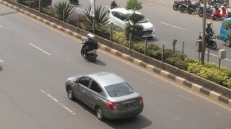 Sejumlah kendaraan melintas di Jalan Raya Margonda, Depok, Jawa Barat, Sabtu (26/5). 