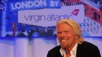 Salip Jeff Bezos, Richard Branson Akan Terbang Duluan ke Luar Angkasa