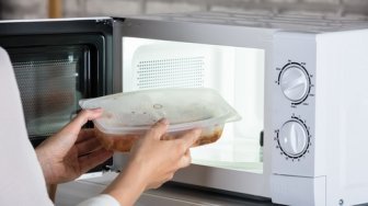 Jangan Pakai Wadah Plastik untuk Panaskan Makanan di Microwave!