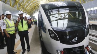 Menteri Perhubungan Budi Karya Sumadi (kedua kanan) berbincang dengan Dirjen Perkeretaapian Kementerian Perhubungan Zulfikri (kedua kanan) seusai uji coba dinamis secara terbuka di Stasiun LRT Jakabaring, Palembang, Sumatera Selatan, Minggu (27/5). 