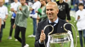 Pelatih Real Madrid Zinedine Zidane berfoto dengan trofi Liga Champions. GENYA SAVILOV / AFP