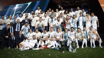 Para pemain klub sepak bola Real Madrid bersama para pemain basket Real Madrid ikut merayakan juara Liga Champions di Santiago Bernabeu. OSCAR DEL POZO / AFP