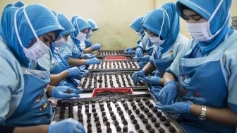 Pekerja membuat kue kering di pabrik Ina Cookies, Bandung, Jawa Barat, Senin (28/5). 