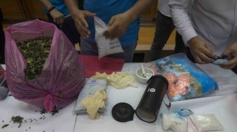 Petugas menunjukkan barang bukti narkotika jenis ekstasi dan katinon saat menggelar konferensi pers di Kantor Pusat Bea dan Cukai, Jakarta, Senin (28/5).