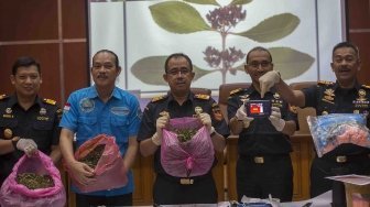 Dirjen Bea dan Cukai Heru Pambudi (tengah) dan Deputi Pemberantasan Badan Narkotika Nasional (BNN) Arman Depari (kedua kiri) beserta jajaran menunjukkan barang bukti narkotika jenis ekstasi dan katinon saat menggelar konferensi pers di Kantor Pusat Bea dan Cukai, Jakarta, Senin (28/5). 