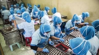 Pekerja membuat kue kering di pabrik Ina Cookies, Bandung, Jawa Barat, Senin (28/5). 