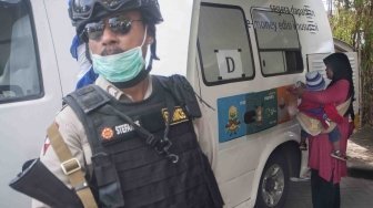 Pelayanan penukaran uang melalui mobil kas keliling di Kuta, Badung, Bali, Senin (28/5). 