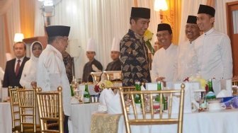 Presiden Joko Widodo (tengah) didampingi Wapres Jusuf Kalla (ketiga kiri) menghadiri buka puasa bersama dengan pimpinan DPR di Rumah Dinas Ketua DPR Widya Candra, Jakarta, Senin (28/5).