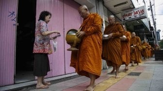 Sejumlah biksu melaksanakan prosesi Pindapata atau mengumpulkan sumbangan dari warga di sepanjang Jalan Pemuda, Magelang, Jawa Tengah, Senin (28/5). 