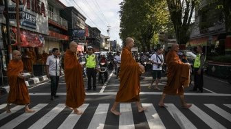 Sejumlah biksu melaksanakan prosesi Pindapata atau mengumpulkan sumbangan dari warga di sepanjang Jalan Pemuda, Magelang, Jawa Tengah, Senin (28/5). 