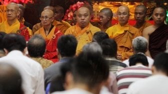 Umat Buddha merayakan Waisak 2562 BE/2018 di Wihara Ekayana Arama, Jakarta, Selasa (29/5). 