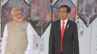 Presiden Joko Widodo bersama Perdana Menteri India Narendra Modi membuka Pameran Layang-Layang Indonesia-India di kawasan Monas, Jakarta, Rabu (30/5).