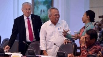 Menteri Perdagangan Enggartiasto Lukita (kiri) berbincang dengan Menteri PUPR Basukii Hadimuljono (kedua kiri), Menteri BUMN Rini Soemarno (kedua kanan) dan Menteri Pertanian Amran Sulaiman sebelum rapat terbatas terkait persiapan Idulfitri 1439 H di Kantor Presiden, Jakarta, Rabu (30/5).