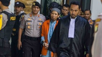 Terdakwa kasus dugaan serangan teror bom Thamrin dengan terdakwa Oman Rochman alias Aman Abdurrahman digiring petugas untuk mengikuti sidang yang beragendakan pembacaan replik atau tanggapan dari Jaksa penuntut umum (JPU) atas nota pembelaannya (pleidoi), di Pengadilan Negeri Jakarta Selatan, Jakarta, Rabu (30/5).