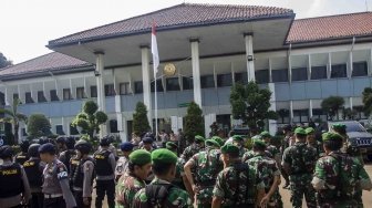 Petugas gabungan TNI-Polri melakukan apel usai berjaga saat sidang kasus terorisme dengan terdakwa Aman Abdurrahman alias Oman Rochman di Pengadilan Negeri Jakarta Selatan, Jakarta, Rabu (30/5). 