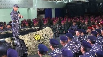 Wakil Kepala Staf Angkatan Laut (Wakasal) Laksamana Madya TNI Achmad Taufiqoerrochman memberikan pembekalan kepada prajurit di dalam KRI Makassar, Mako Armana II Surabaya, Jawa Timur, Rabu (30/5).