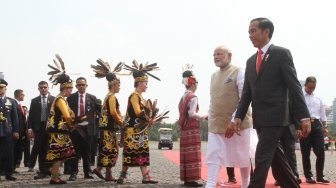 Presiden Joko Widodo bersama Perdana Menteri India Narendra Modi membuka Pameran Layang-Layang Indonesia-India di kawasan Monas, Jakarta, Rabu (30/5).