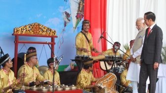 Presiden Joko Widodo bersama Perdana Menteri India Narendra Modi membuka Pameran Layang-Layang Indonesia-India di kawasan Monas, Jakarta, Rabu (30/5).