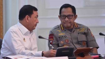 Kapolri Jenderal Pol Tito Karnavian (kanan) berdiskusi dengan Kepala BIN Budi Gunawan sebelum rapat terbatas terkait persiapan Idulfitri 1439 H di Kantor Presiden, Jakarta, Rabu (30/5).