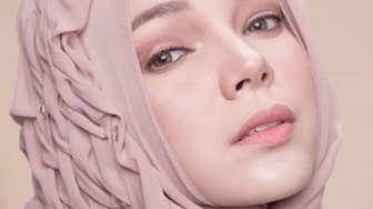 Cerita Dewi Sandra Menemukan Islam Hingga Membuat Ayahnya Menunaikan Haji