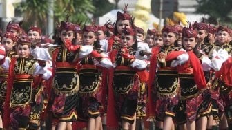 Sejumlah murid SD menarikan Tari Remo saat upacara hari jadi Kota Surabaya ke-725 di Taman Surya, Surabaya, Jawa Timur, Kamis (31/5). 