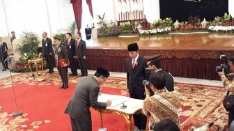 Jokowi Lantik Mantan Jubir Gus Dur Jadi Anggota Wantimpres