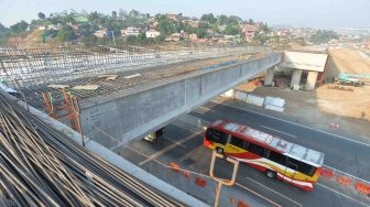 Sejumlah kendaraan bermotor melintas di sekitar proyek Jalan Tol Batang-Semarang di kawasan Simpang Susun Krapyak, Semarang, Jawa Tengah, Jumat (1/6). 