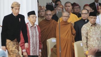 Presiden Joko Widodo didampingi Wakil Presiden Jusuf Kalla, Ketua Dewan Pengarah BPIP Megawati Soekarnoputri, Wakil Presiden ke-6 Tri Sutrisno dan Wakil Presiden ke-11 Boediono memimpin upacara Hari Lahir Pancasila di halaman Gedung Pancasila, Kementerian Luar Negeri, Jakarta, Jumat (1/6). 