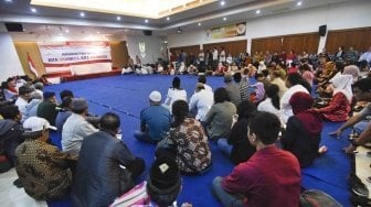 Umat Islam mengikuti acara buka puasa bersama di aula Gereja Katedral, Jakarta, Jumat (1/6).