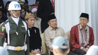 Presiden Joko Widodo didampingi Wakil Presiden Jusuf Kalla Wakil Presiden ke-11 Boediono menghadiri upacara Hari Lahir Pancasila di halaman Gedung Pancasila, Kementerian Luar Negeri, Jakarta, Jumat (1/6). 