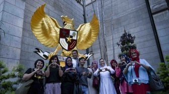 Umat Islam bersama seorang biarawati berpose bersama saat mengikuti tur gereja untuk menunggu waktu berbuka puasa bersama di Gereja Katedral, Jakarta, Jumat (1/6). 