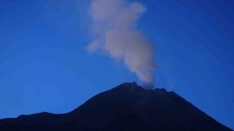 Gunung Merapi Melepaskan Gas