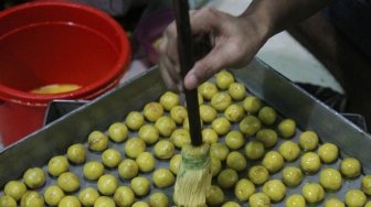 Industri rumahan kue kering Pusaka Kwitang, Jakarta (2/6).