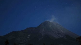 Asap putih atau sulfatara terlihat dari puncak Gunung Merapi di Tlogolele, Selo, Boyolali, Jawa Tengah, Sabtu (2/6).