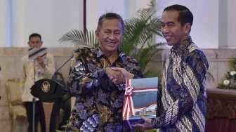 Presiden Joko Widodo (kanan) menerima Laporan Hasil Pemeriksaan (LHP) atas Laporan Keuangan Pemerintah Pusat (LKPP) Tahun 2017 dari Ketua Badan Pemeriksa Keuangan (BPK) Moermahadi Soerja Djanegara (kiri) di Istana Negara, Jakarta, Senin (4/6).