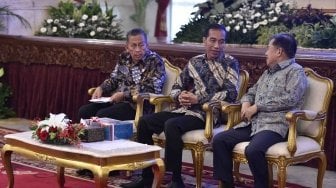 Presiden Joko Widodo (tengah) didampingi Wakil Presiden Jusuf Kalla (kanan) menerima Laporan Hasil Pemeriksaan (LHP) atas Laporan Keuangan Pemerintah Pusat (LKPP) Tahun 2017 dari Ketua Badan Pemeriksa Keuangan (BPK) Moermahadi Soerja Djanegara (kiri) di Istana Negara, Jakarta, Senin (4/6).