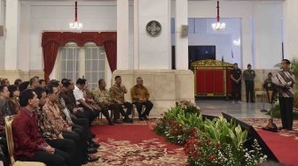 Presiden Joko Widodo (kanan) menyampaikan arahan disela-sela penyerahan Laporan Hasil Pemeriksaan (LHP) atas Laporan Keuangan Pemerintah Pusat (LKPP) Tahun 2017 dari Ketua Badan Pemeriksa Keuangan (BPK) Moermahadi Soerja Djanegara (kiri) di Istana Negara, Jakarta, Senin (4/6).