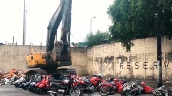 Motor dan Mobil Mewah di Negara Ini Dihancurkan, Ada Apa?