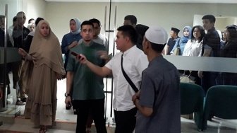 Tangis Olla Ramlan Pecah saat Jenazah Ayahanda Dimasukkan ke Mobil Jenazah