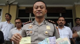 Polsek Metro Tanah Abang merilis barang bukti pemerasan yang dilakukan di wilayah Thamrin City, Jakarta, Senin (4/6). 