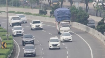 Sejumlah kendaraan melintas di Jalan Tol Pasar Rebo, Jakarta, Senin (4/6). 